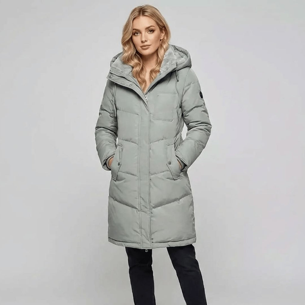 Parka épaisse femme, coloris vert pastel, portée en extérieur