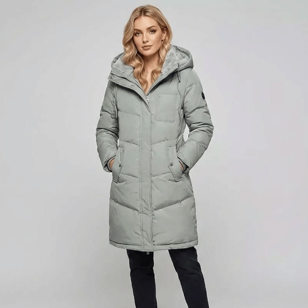 Parka épaisse femme, coloris vert pastel, portée en extérieur
