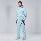 Ensemble de ski homme vu de dos sur la neige